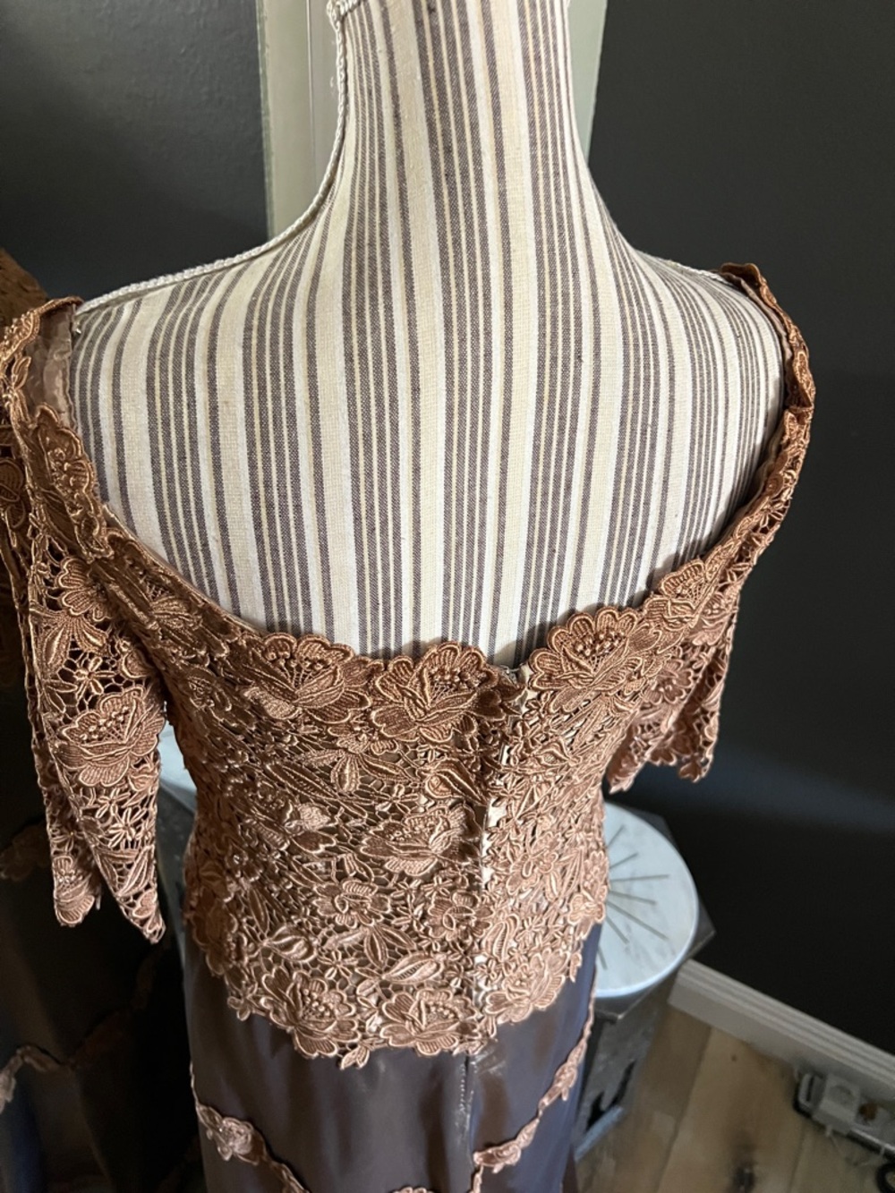 1 hour sale. Helen Morley, size 4, Copper-Tone Lace Appliqué Evening Gown, train - Picture 7 of 10